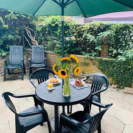 Spacious House, Free Parking & Patio Garden Farnham  Luaran gambar