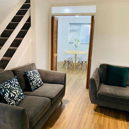 Spacious House, Free Parking & Patio Garden Farnham  Luaran gambar