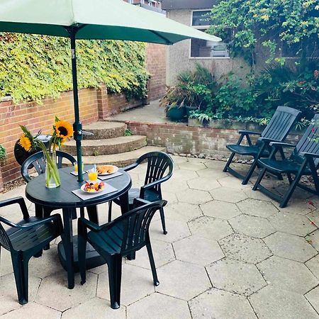 Spacious House, Free Parking & Patio Garden Farnham  Luaran gambar