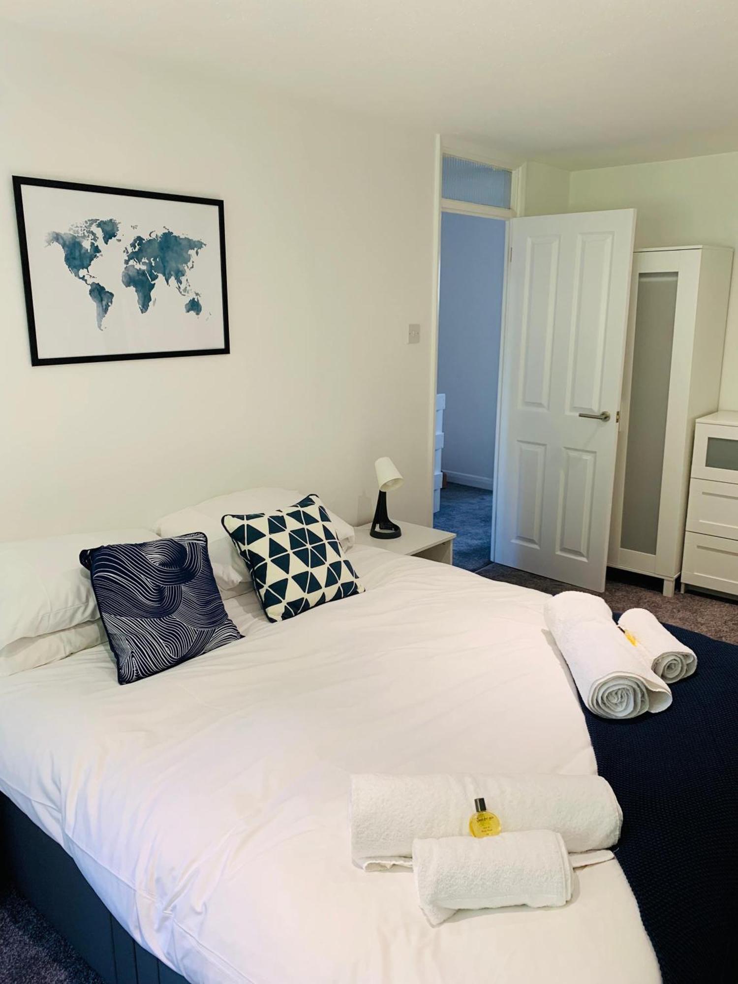 Spacious House, Free Parking & Patio Garden Farnham  Luaran gambar