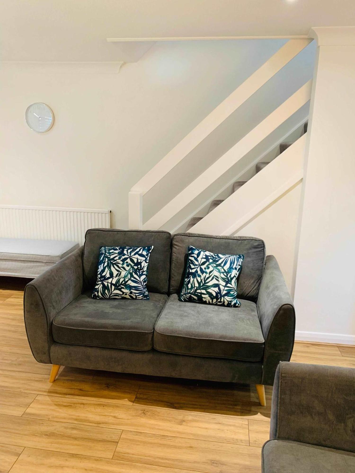Spacious House, Free Parking & Patio Garden Farnham  Luaran gambar
