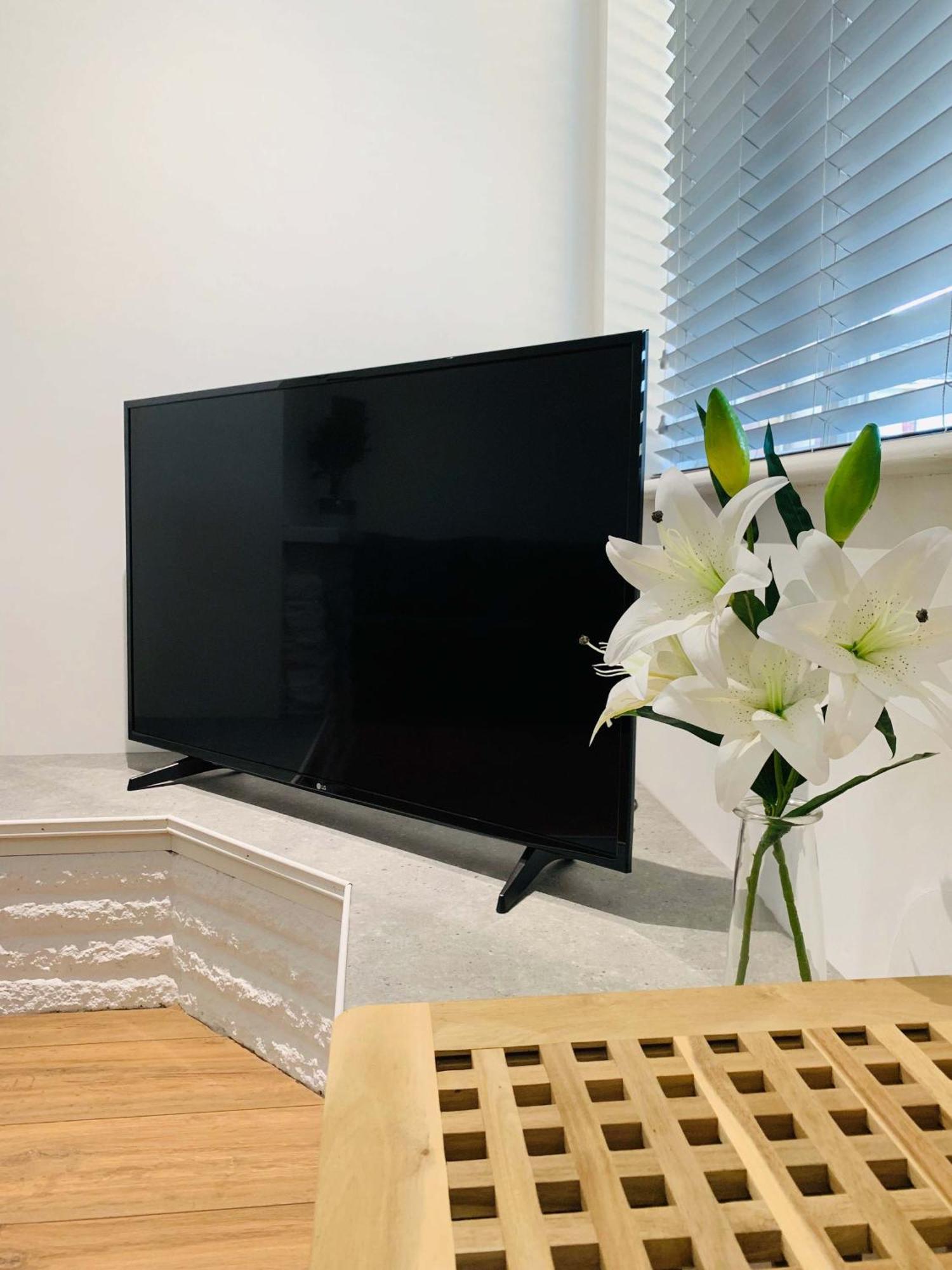 Spacious House, Free Parking & Patio Garden Farnham  Luaran gambar