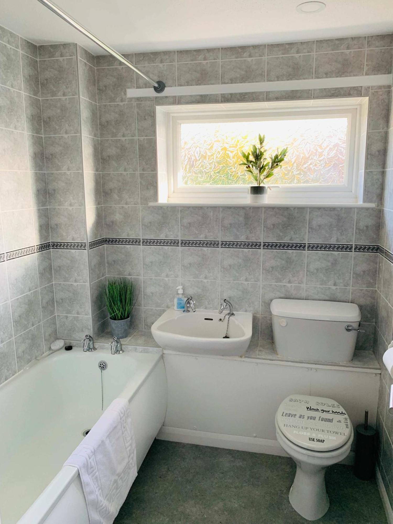 Spacious House, Free Parking & Patio Garden Farnham  Luaran gambar