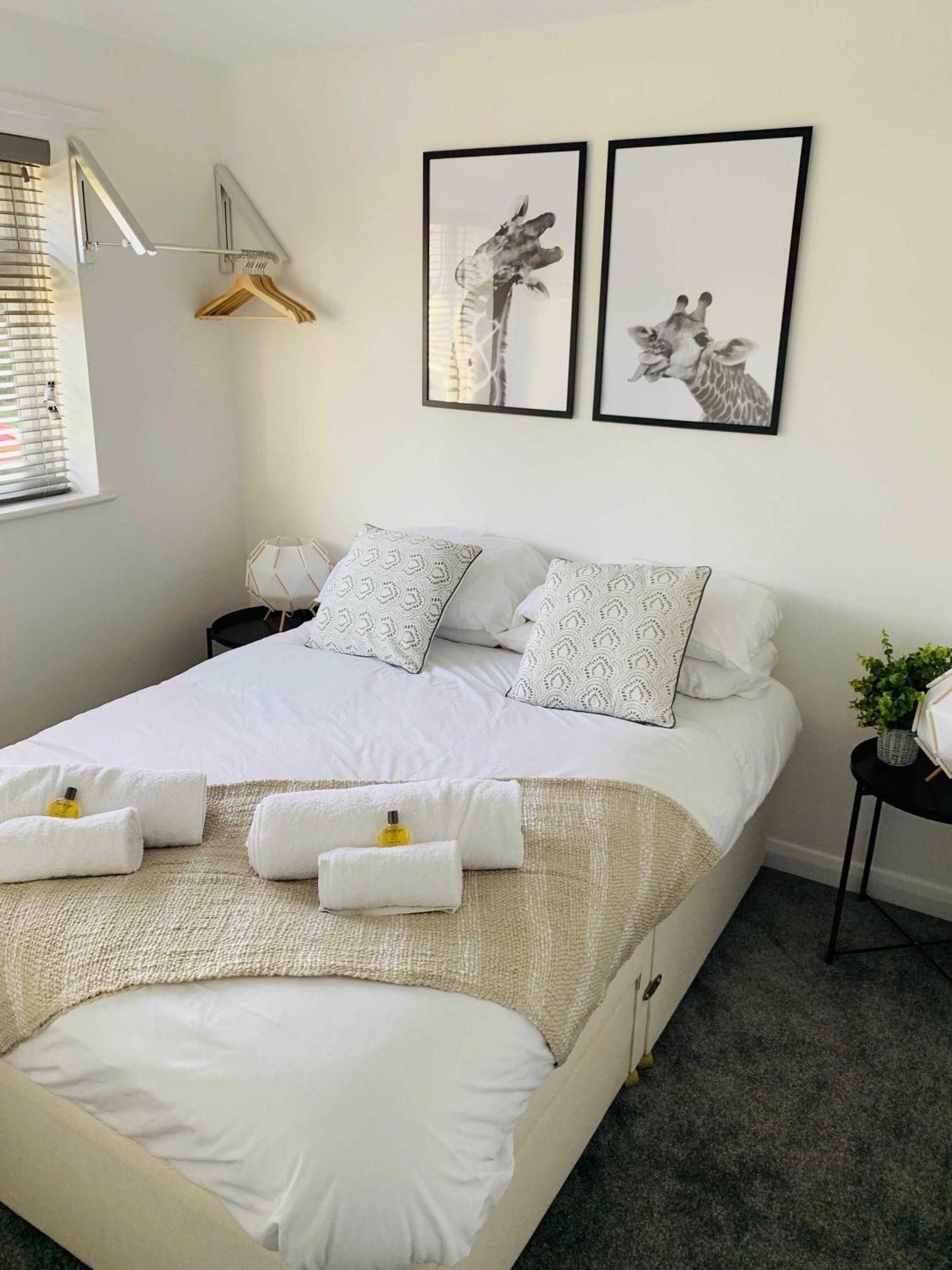 Spacious House, Free Parking & Patio Garden Farnham  Luaran gambar