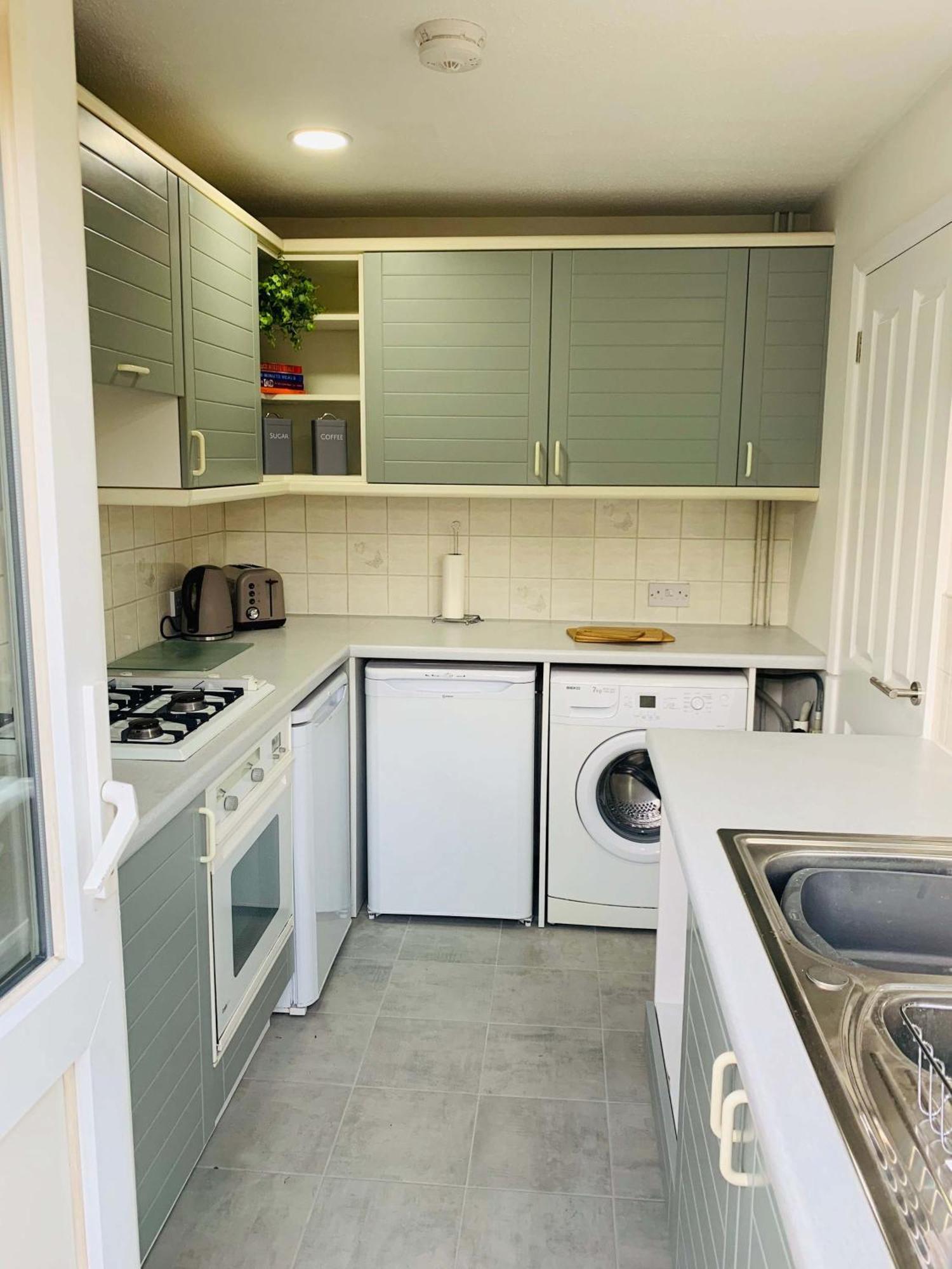 Spacious House, Free Parking & Patio Garden Farnham  Luaran gambar