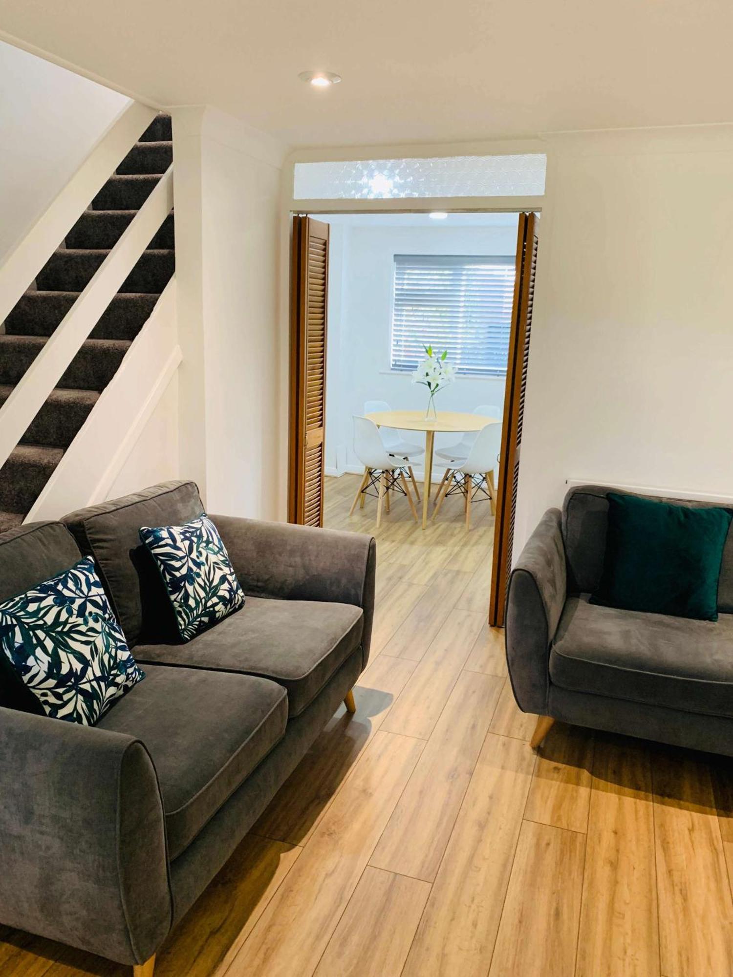 Spacious House, Free Parking & Patio Garden Farnham  Luaran gambar