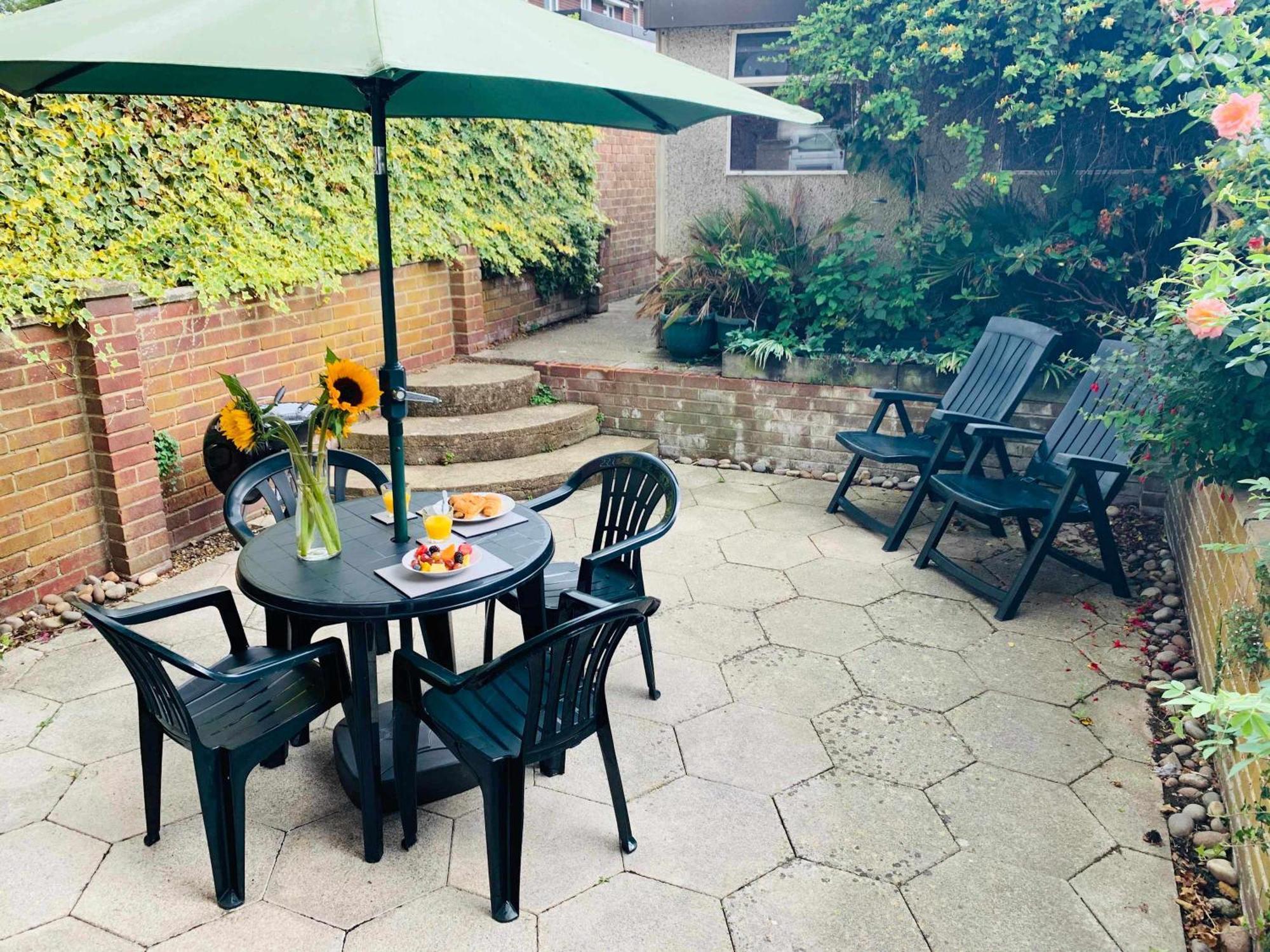 Spacious House, Free Parking & Patio Garden Farnham  Luaran gambar